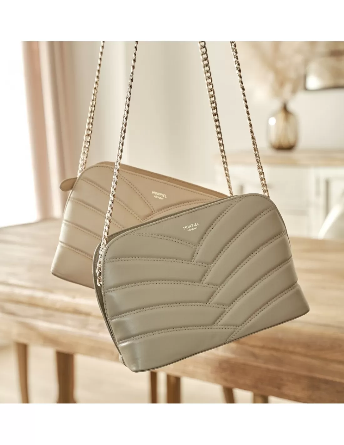 bolso_acolchado_de_piel_con_cadena_oro_2-3.webp Mujer MONPIEL Bolsos De Piel Medianos | Bolsos Piel Mujer*Bolso Acolchado de Piel con Cadena Oro