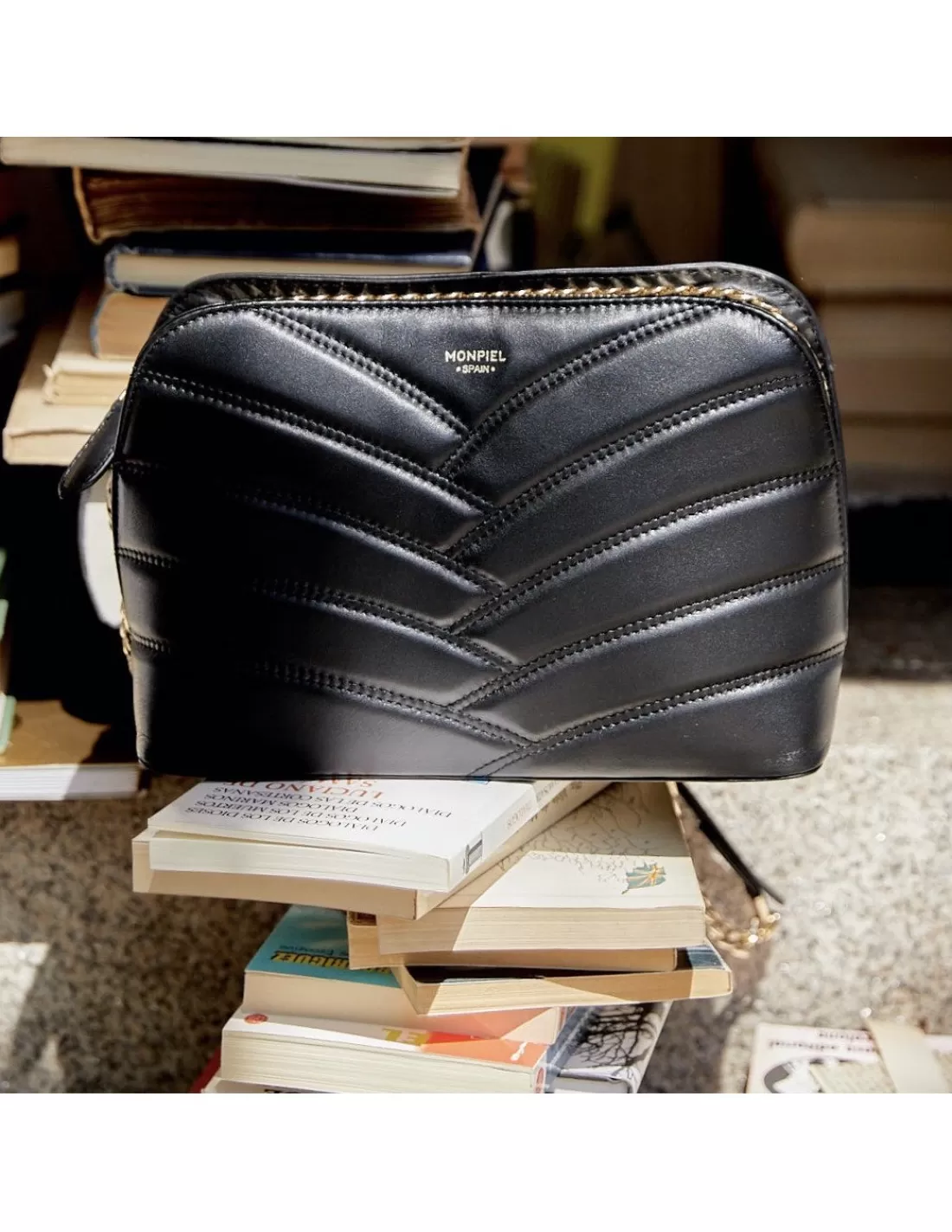 bolso_acolchado_de_piel_con_cadena_oro_3-1.webp Mujer MONPIEL Bolsos De Piel Medianos | Bolsos Piel Mujer*Bolso Acolchado de Piel con Cadena Oro