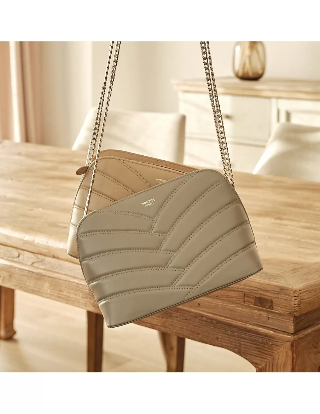 bolso_acolchado_de_piel_con_cadena_oro_3-3.webp Mujer MONPIEL Bolsos De Piel Medianos | Bolsos Piel Mujer*Bolso Acolchado de Piel con Cadena Oro