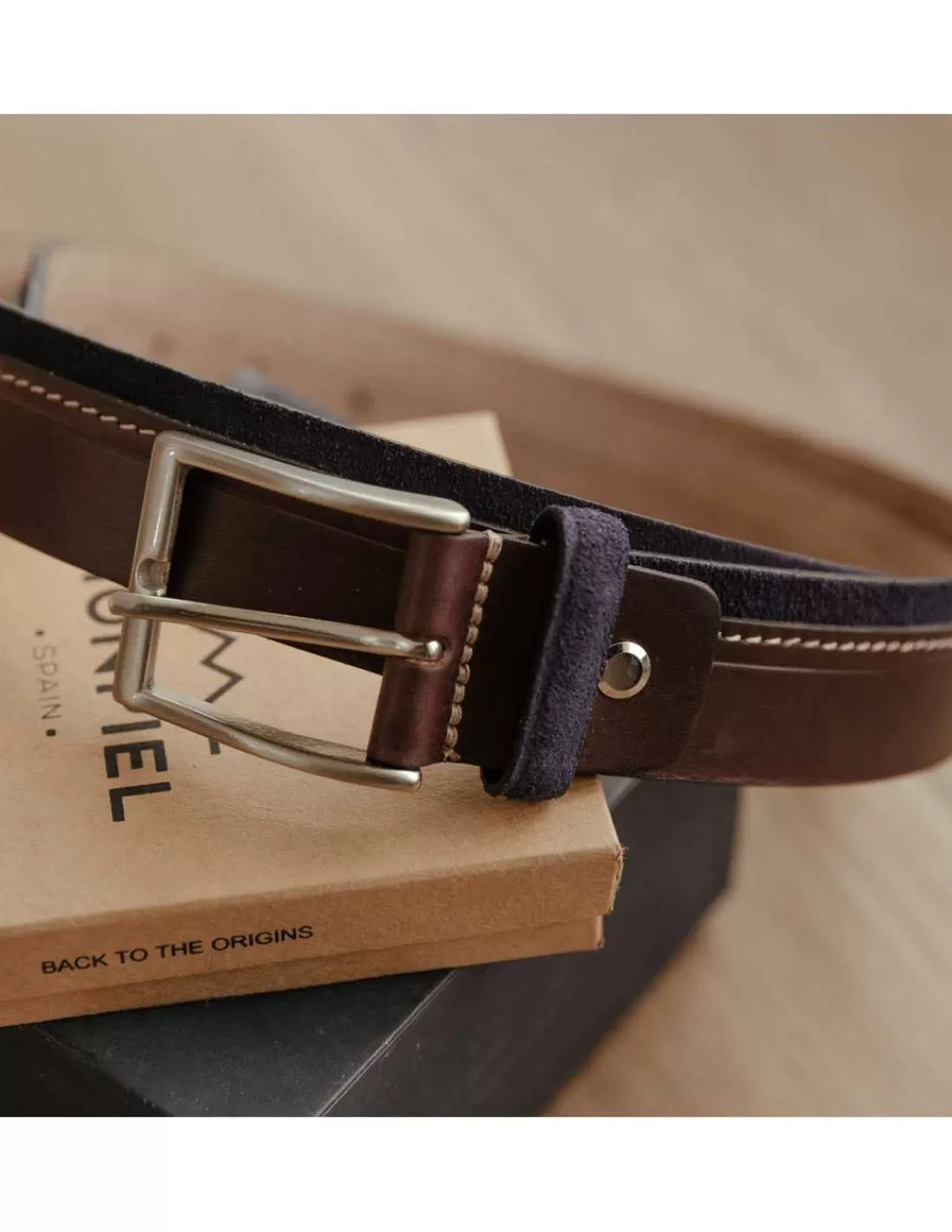 cinturon_de_vaquetilla_y_serraje_2.webp Hombre MONPIEL Cinturones Piel Hombre*Cinturon de Vaquetilla y Serraje