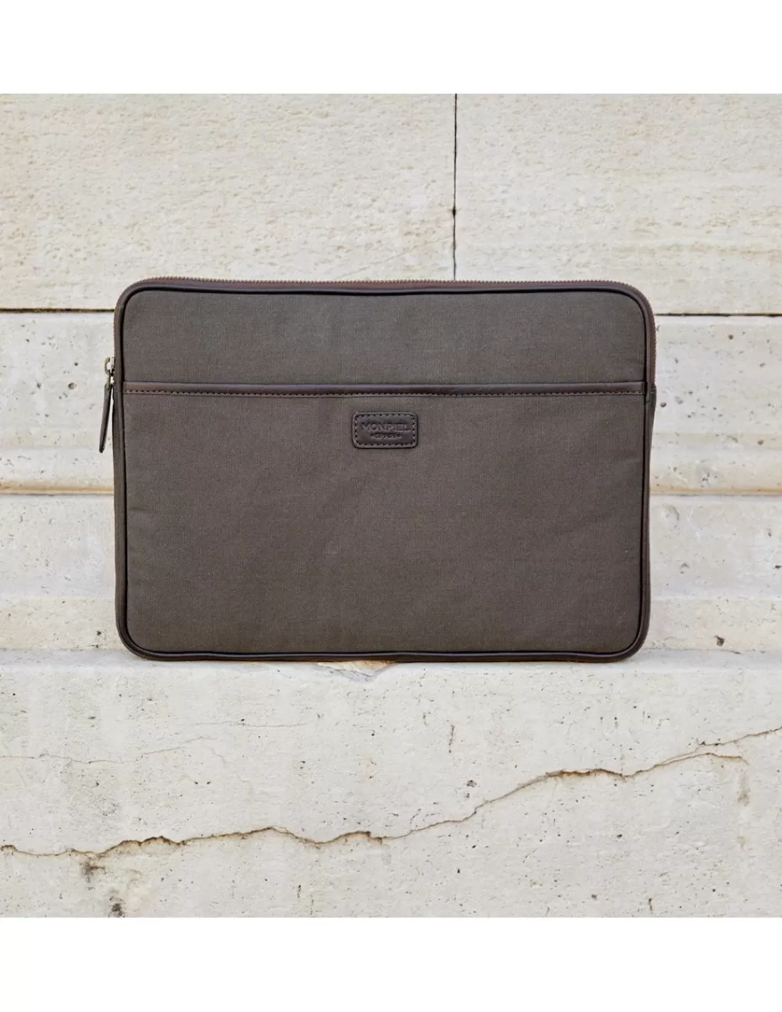 funda_de_portatil_sport_verde__2.webp Mujer/Hombre MONPIEL Outlet Hombre | Fundas Portátil Piel*Funda de Portatil Sport 15"